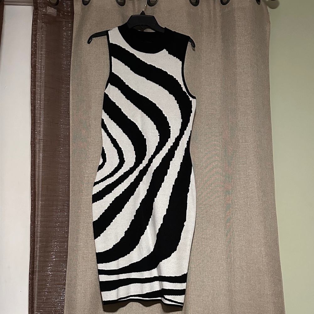 Black and White Sleeveless Bodycon Dress